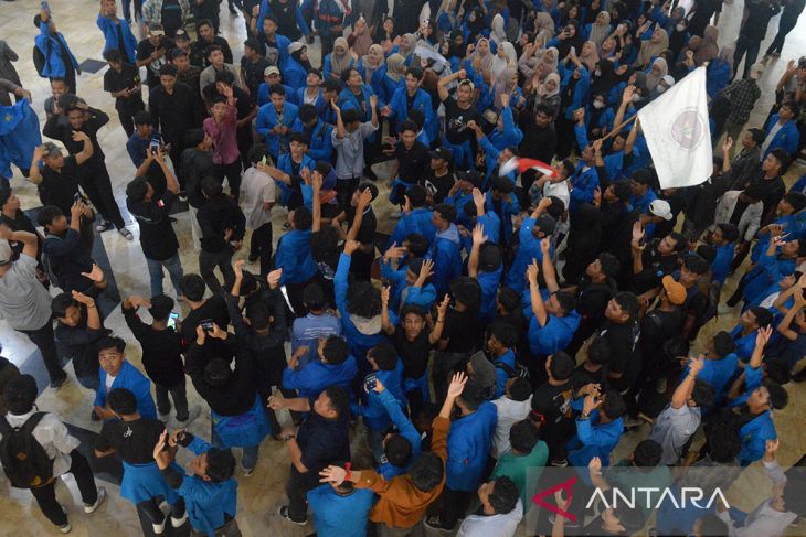 FOTO - Demo mahasiswa menuntut tutup usaha tambang di Aceh