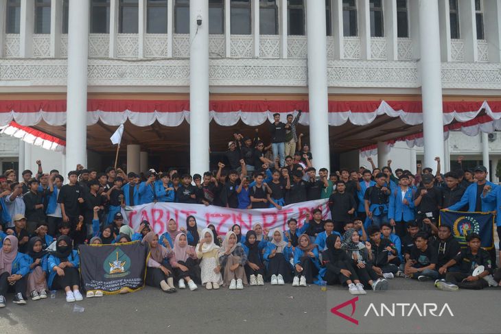 FOTO - Demo mahasiswa menuntut tutup usaha tambang di Aceh