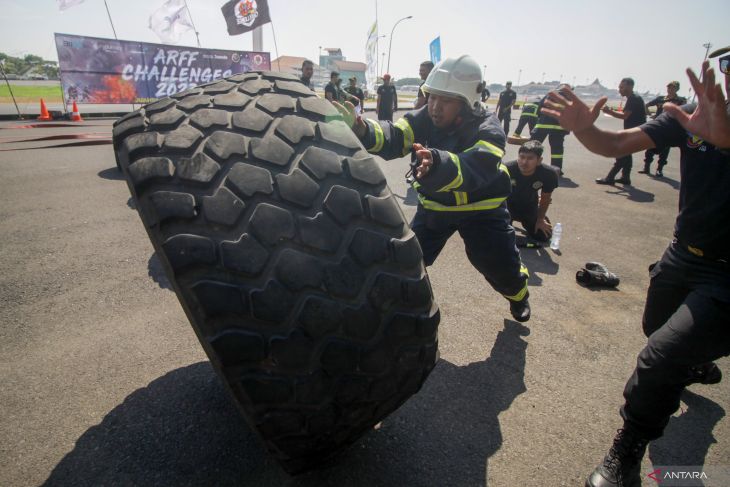 Uji ketangkasan petugas ARFF Juanda