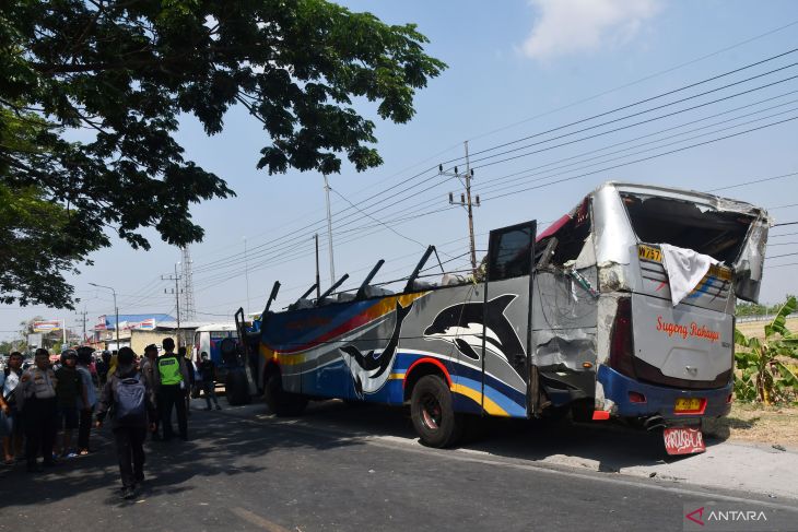 Tabrakan bus di Ngawi