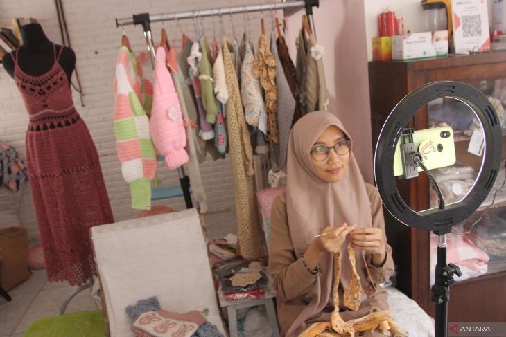 Desainer busana rajut di Malang manfaatkan pasar digital