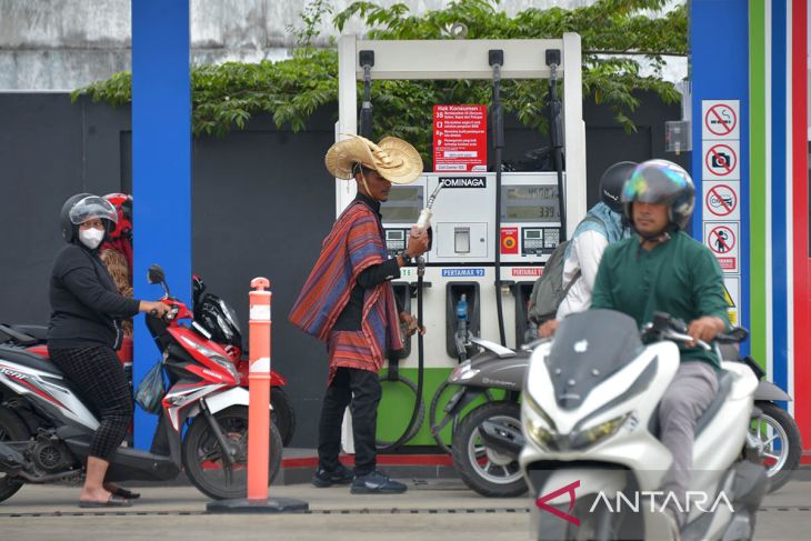 FOTO - Berbusana adat sambut hari pelanggan nasional