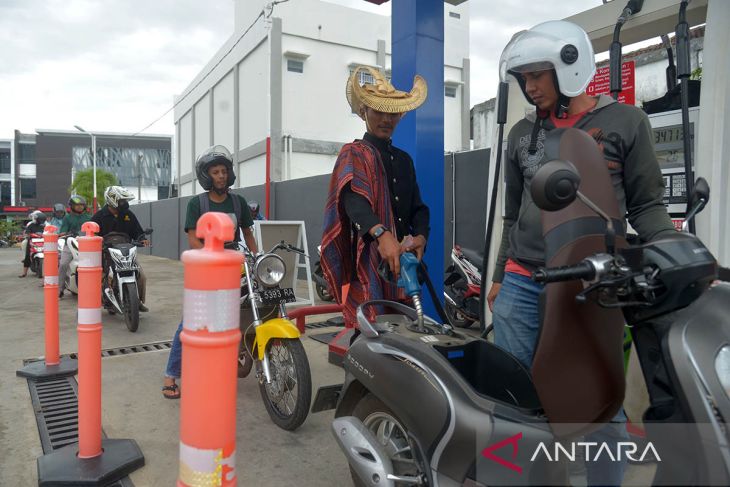 FOTO - Berbusana adat sambut hari pelanggan nasional