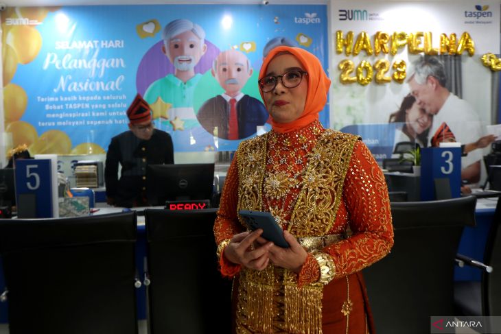 FOTO - Berbusana Adat Peringati Hari Pelanggan Nasional di Taspen Banda Aceh