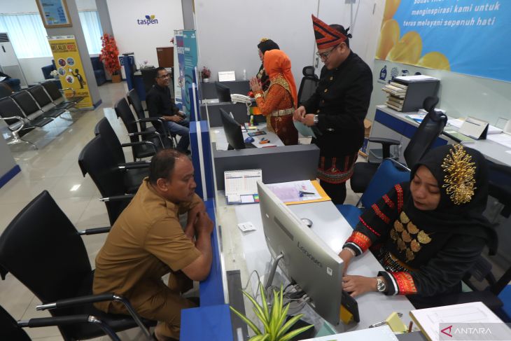 FOTO - Berbusana Adat Peringati Hari Pelanggan Nasional di Taspen Banda Aceh