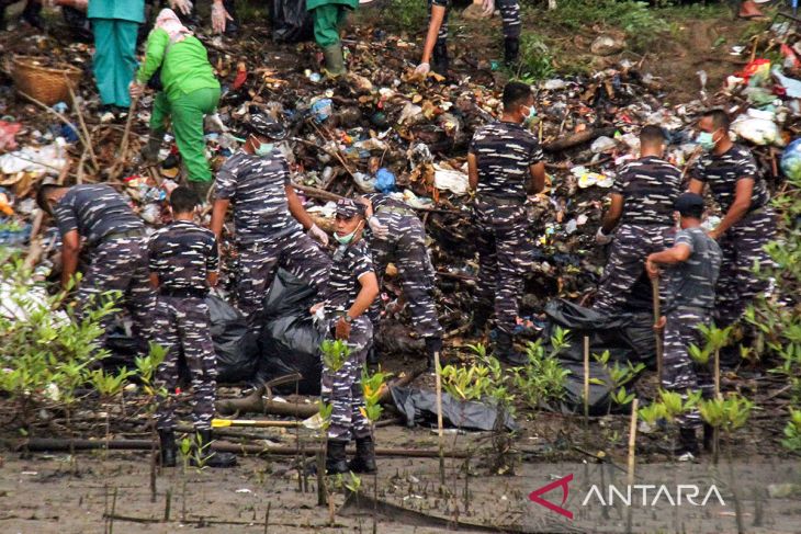 FOTO - Aksi program kali bersih nasional TNI AL