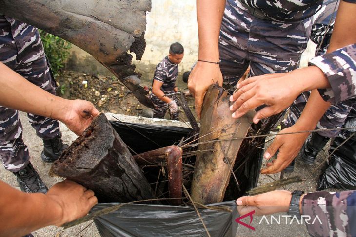 FOTO - Aksi program kali bersih nasional TNI AL