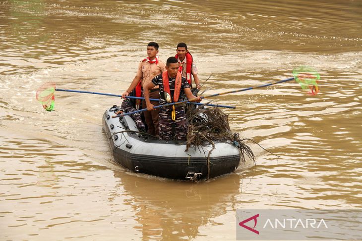 FOTO - Aksi program kali bersih nasional TNI AL