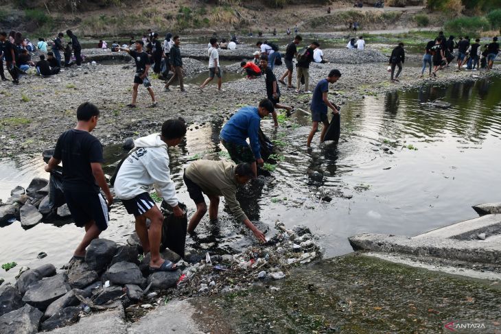 Gerakan pungut sampah di Sungai Madiun