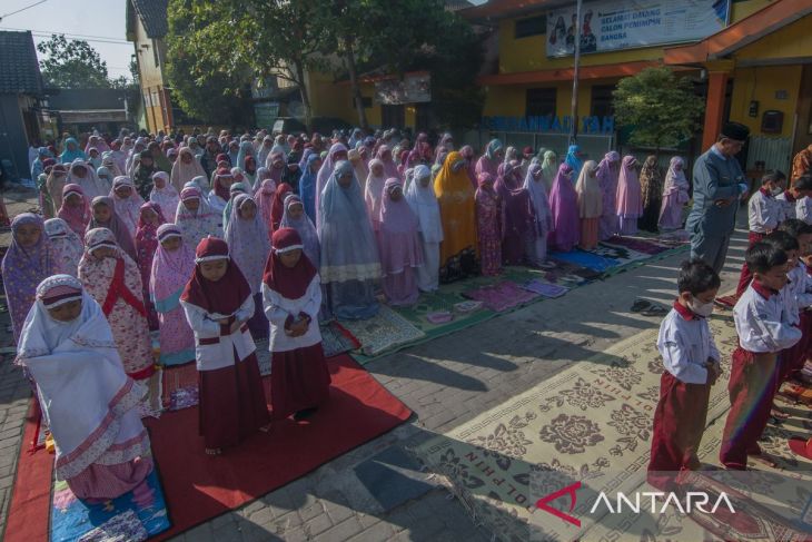 Siswa shalat meminta hujan di Boyolali