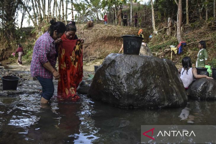 Warga mandi dan mencuci baju di sungai
