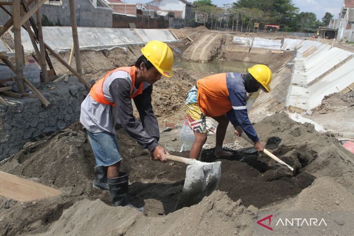 Proyek pembangunan embung di Malang