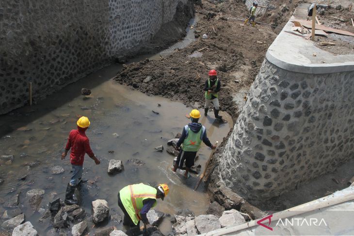 Proyek pembangunan embung di Malang