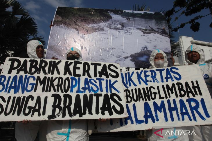 Aksi aktivis lingkungan hidup di Surabaya
