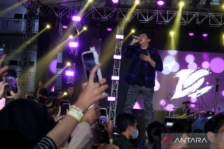 Denny Caknan tampil di Unhasymphony Jombang