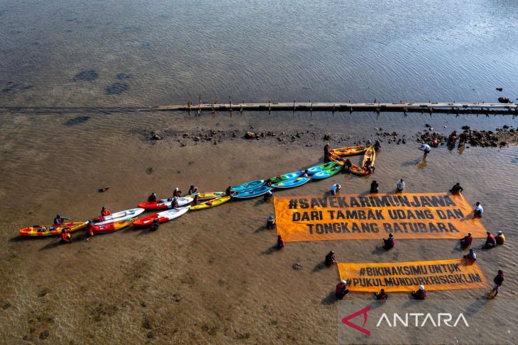 Aksi penolakan tambak udang di Karimunjawa