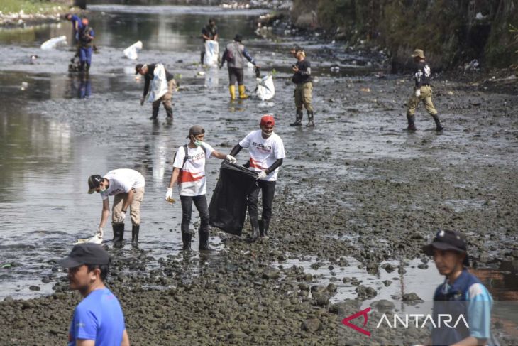 Aksi World Cleanup Day di Sungai Cimulu