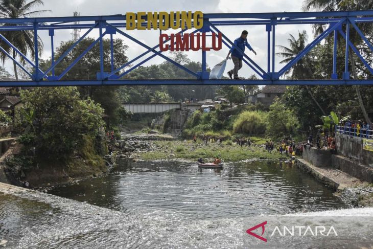 Aksi World Cleanup Day di Sungai Cimulu