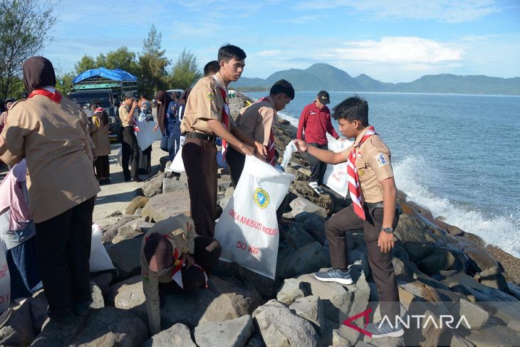 FOTO - Aksi bersih pantai di Aceh