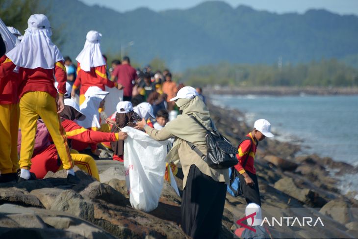 FOTO - Aksi bersih pantai di Aceh