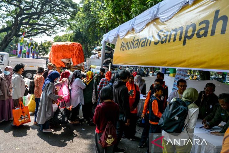 Belanja dengan sampah daur ulang