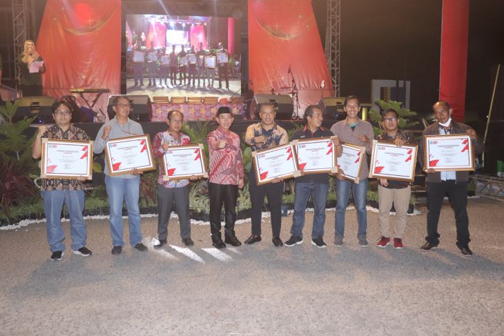 Bupati Bangka Mulkan foto bersama dengan para penerima penghargaan. 