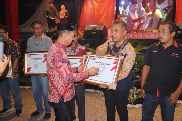 Bupati Bangka Mulkan menyerahkan Piagam Penghargaan kepada Kepala Biro Antara Bangka Belitung Joko Susilo atas partisipasi dalam pembangunan Kabupaten Bangka se