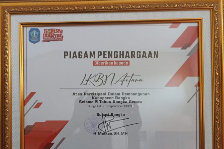 Penghargaan dari Bupati Bangka Mulkan untuk Perum LKBN ANTARA Biro Bangka Belitung