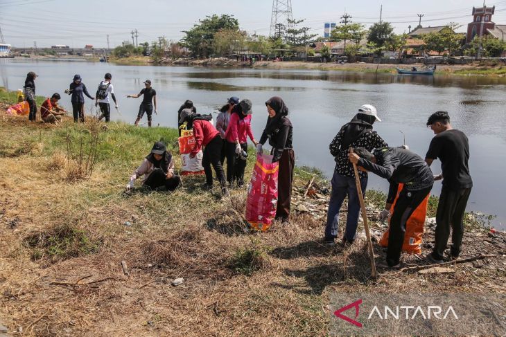 Aksi bersih-bersih di bantaran Sungai Banjir Kanal Timur Semarang
