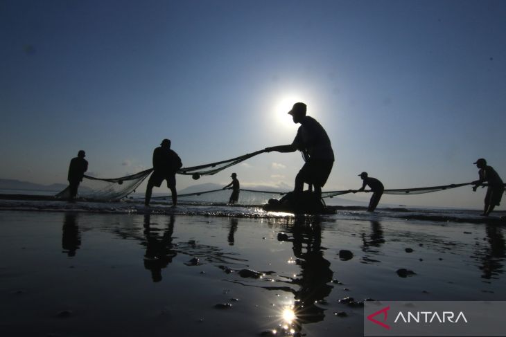Nelayan pengguna jaring tarik pantai