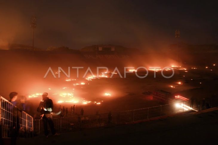Kebakaran rumput di Stadion Kanjuruhan