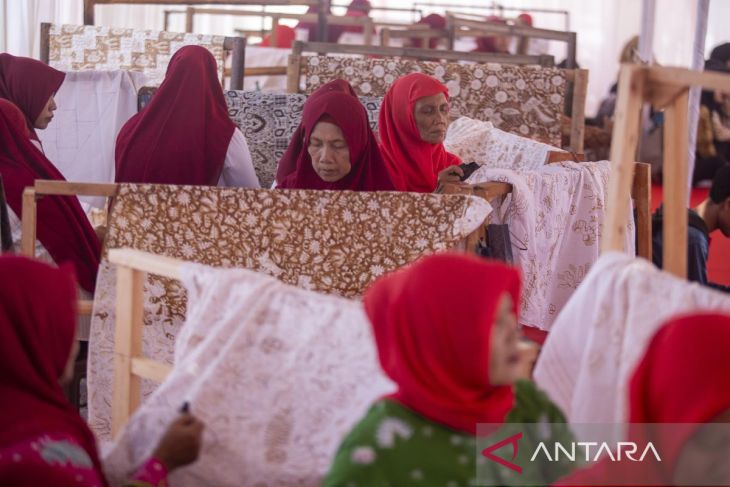 Membatik massal dalam rangka Hari Batik