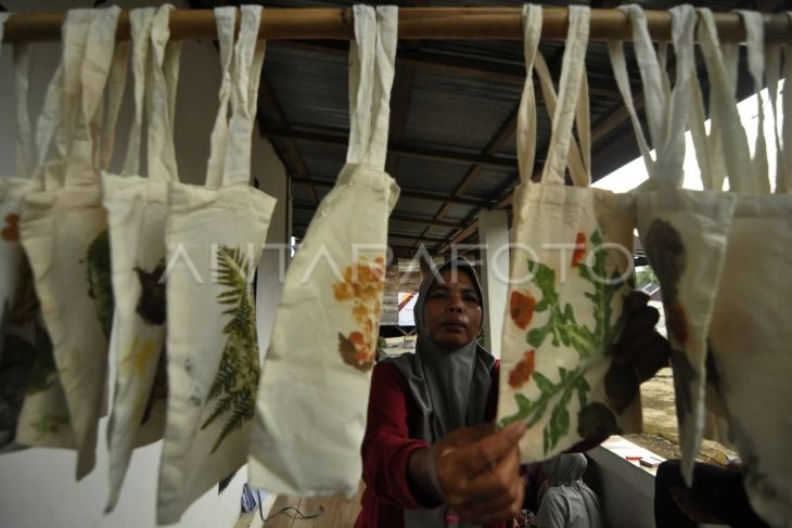 Pelatihan eco print untuk peningkatan ekonomi desa di Bengkulu