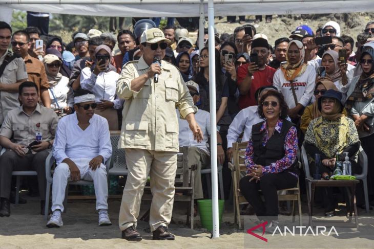 Prabowo Subianto bagikan perahu nelayan di Pangandaran