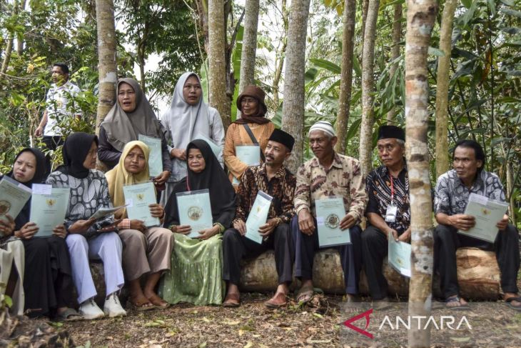 Penyerahan sertifikat tanah eks hak guna usaha di Ciamis