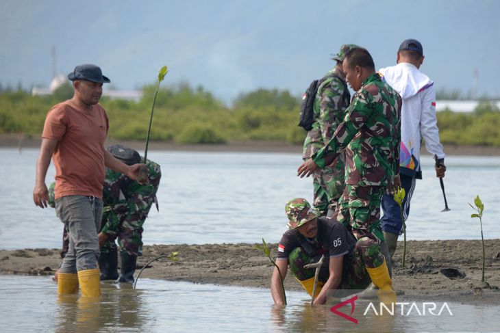 FOTO - Penanaman mangrove untuk pemulihan lingkungan