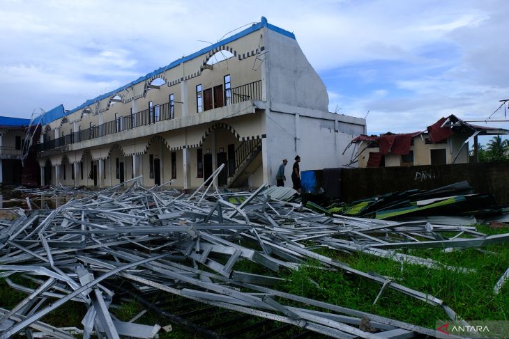 Ponpes di Kalbar diterjang angin puting beliung