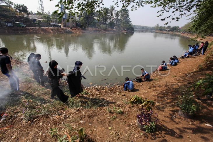 Aksi bersih sampah Situ Cilangkap Depok