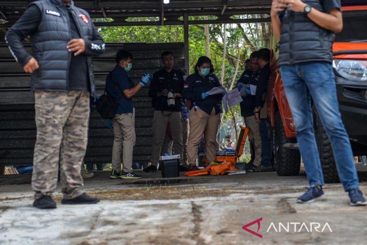 Olah TKP kasus pembunuhan ibu dan anak di Subang