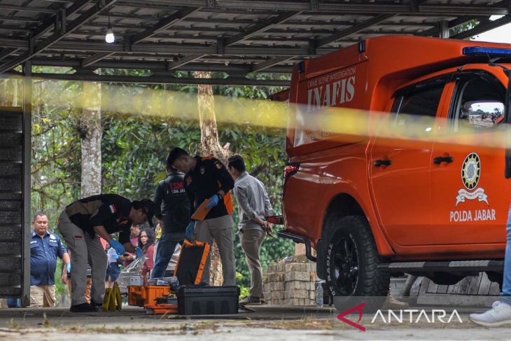 Olah TKP kasus pembunuhan ibu dan anak di Subang