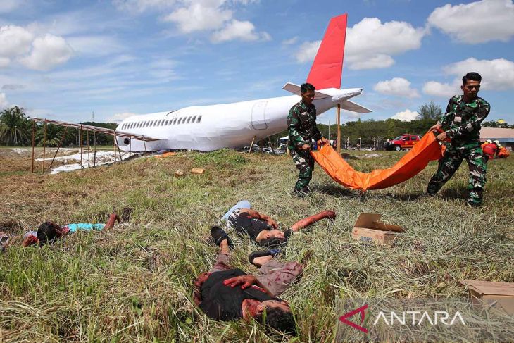 FOTO - Simulasi penanganan keadaan darurat bandara