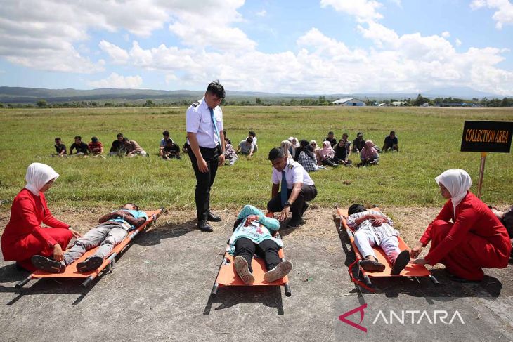 FOTO - Simulasi penanganan keadaan darurat bandara