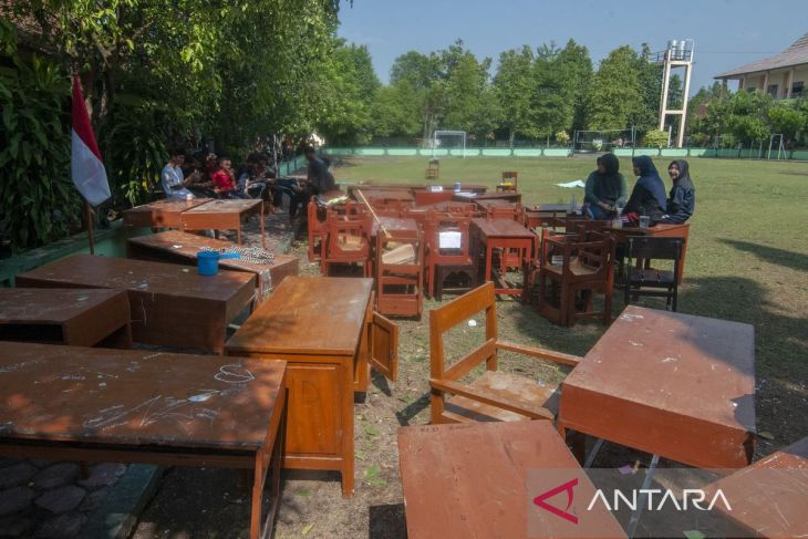 Plafon ruang kelas ambrol akibat hujan deras dan angin kencang