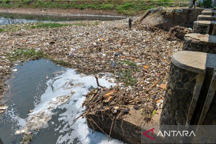 Sampah menumpuk di Sungai Citarik
