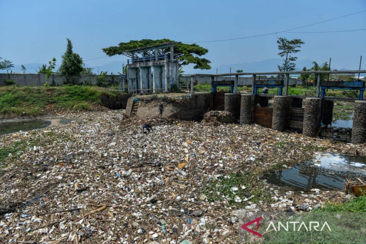 Sampah menumpuk di Sungai Citarik