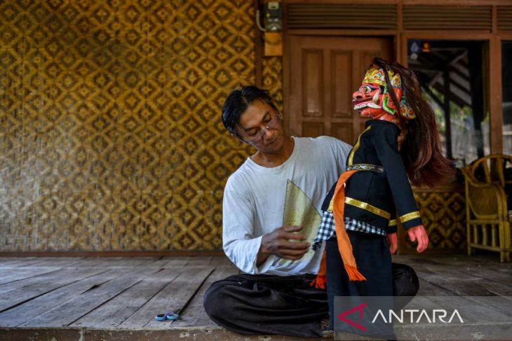 Perajin wayang golek di Kabupaten Bandung