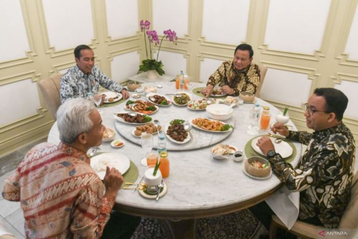 Presiden makan siang bersama tiga bacapres di Istana Merdeka