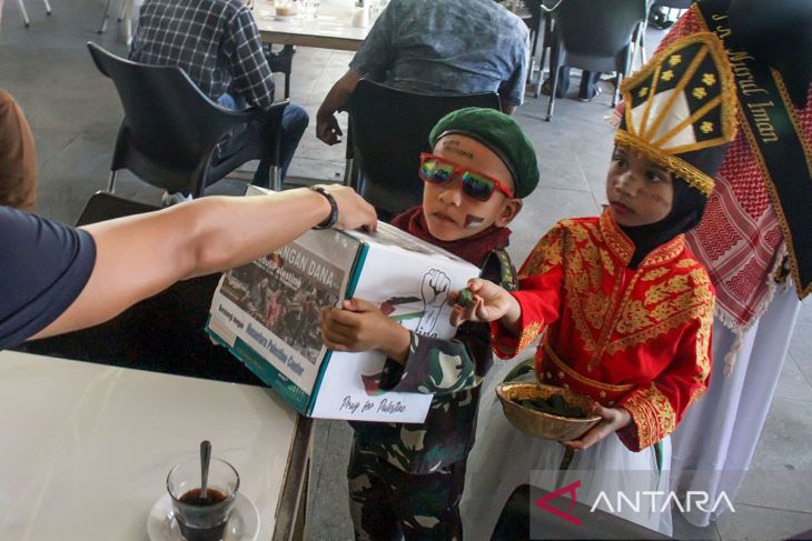 FOTO - Aksi pelajar taman kanak galang donasi Palestina