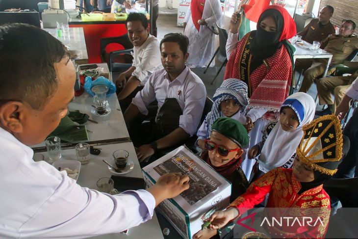 FOTO - Aksi pelajar taman kanak galang donasi Palestina