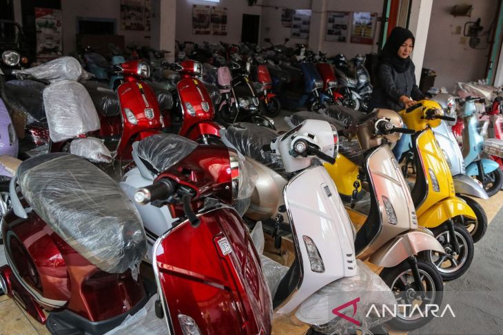 Penjualan sepeda motor listrik meningkat
